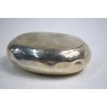 An Edwardian silver 'pebble' snuff box with hinged cover (lacks spring), Adie & Lovekin Ltd.