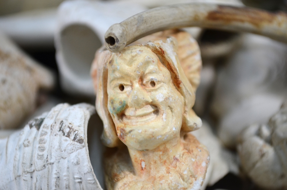 A substantial collection of clay pipes, modelled with heads, historical figures, - Image 5 of 9