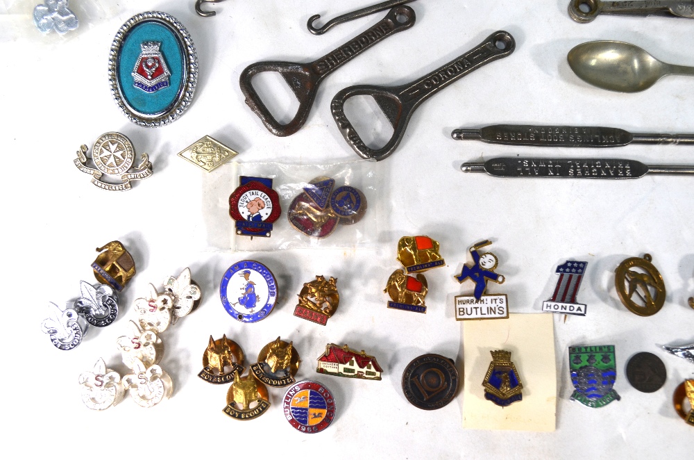 An interesting selection of advertising wares and badges, including tins, bottle openers etc. - Image 4 of 8