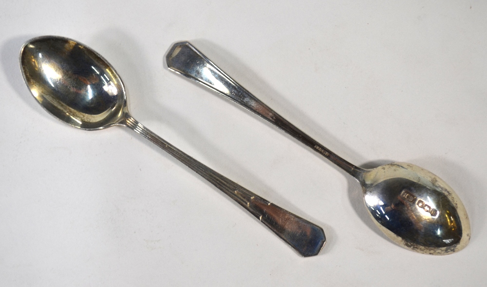 A cased set of twelve silver teaspoons and tongs in the Art Deco manner, Lee & Wigfull, - Image 4 of 4