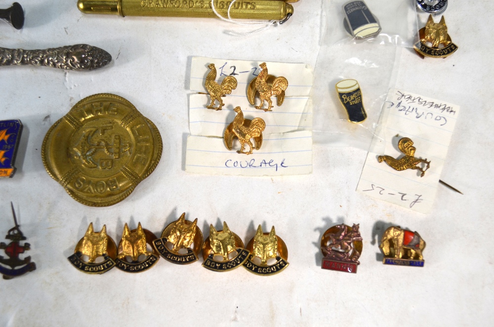An interesting selection of advertising wares and badges, including tins, bottle openers etc. - Image 3 of 8