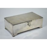 A good quality silver cigarette box with hinged clasp and bracket feet, Deakin & Francis,