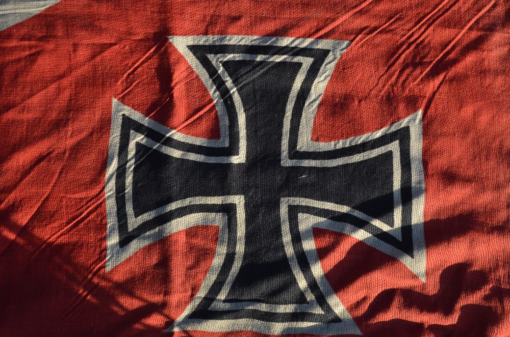 A WW2 Kriegsmarine printed linen flag, 142 x 200 cm Condition Report Discoloured, - Image 3 of 4
