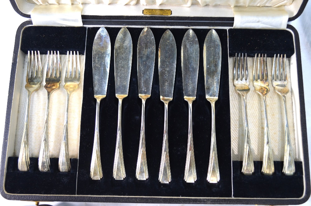 Electroplated wares including cased dish, knives and forks with servers, tea knives, fruit bowl, - Image 2 of 6