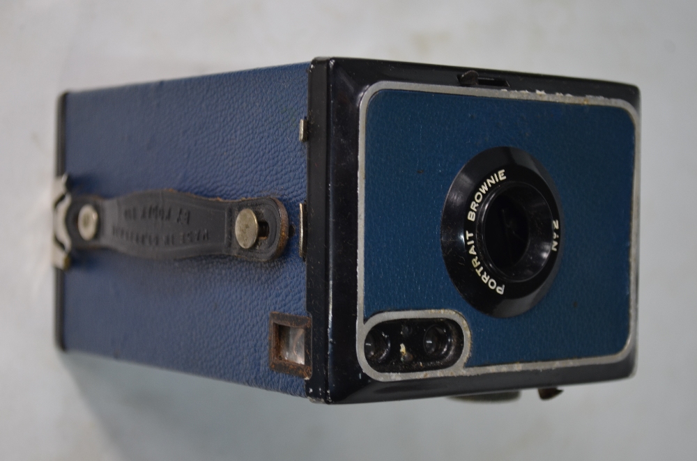 A Yashika D twin lens reflex camera, - Image 7 of 8