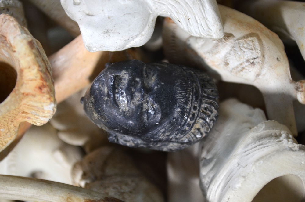 A substantial collection of clay pipes, modelled with heads, historical figures, - Image 8 of 9