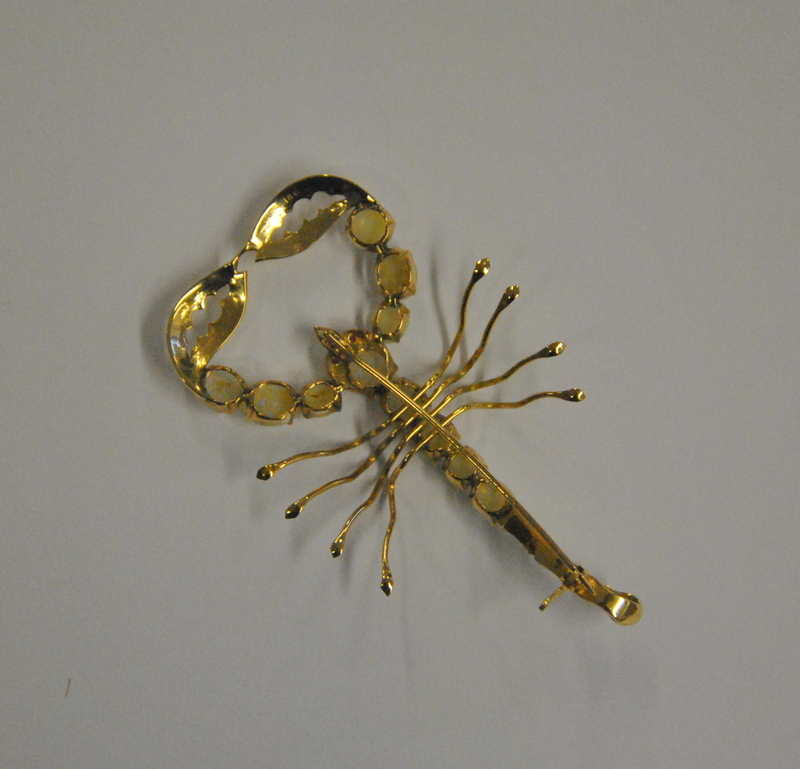 A yellow metal set brooch in the form of - Image 2 of 2