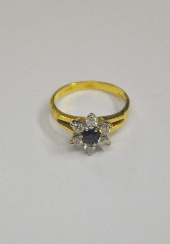 A dark blue sapphire and diamond flower - Image 2 of 4