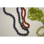 A single row of jasper beads to/w single row of lapis lazuli beads,