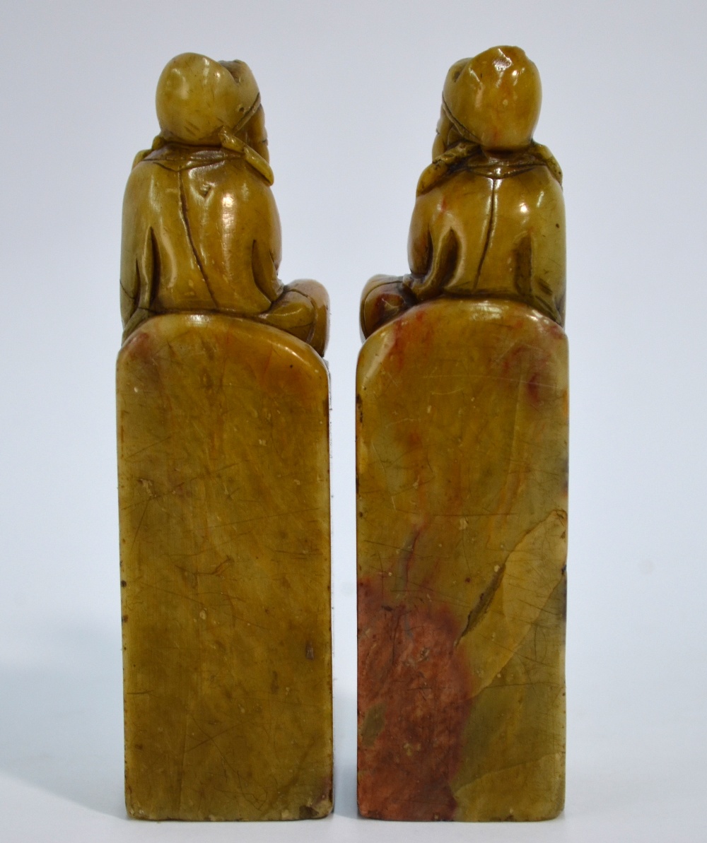 A pair of soapstone seals, each one designed with seated scholar finial; 10 cm high. - Image 5 of 6