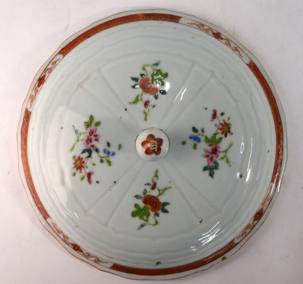 Five pieces of Chinese famille rose, comprising: a circular tureen cover with knop finial, 20. - Image 3 of 4