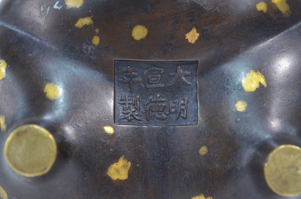 A Chinese bronze incense burner of tripod and circular form with rope-twist handles, - Image 4 of 5