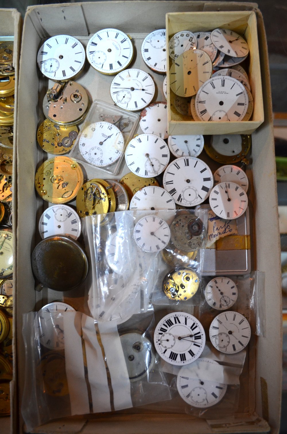 An extensive collection of pocket watch movements, - Image 3 of 8