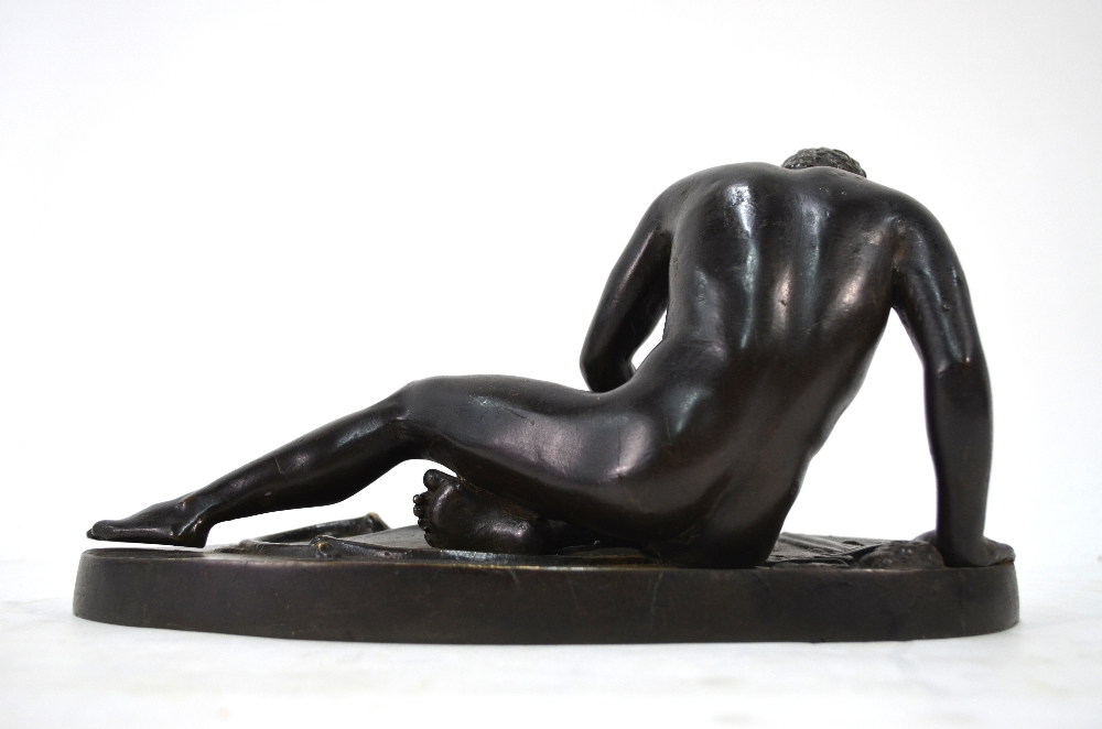 A late 19th century brown bronze figure of 'The Dying Gladiator' or Myrmillo, after the antique, - Bild 3 aus 3