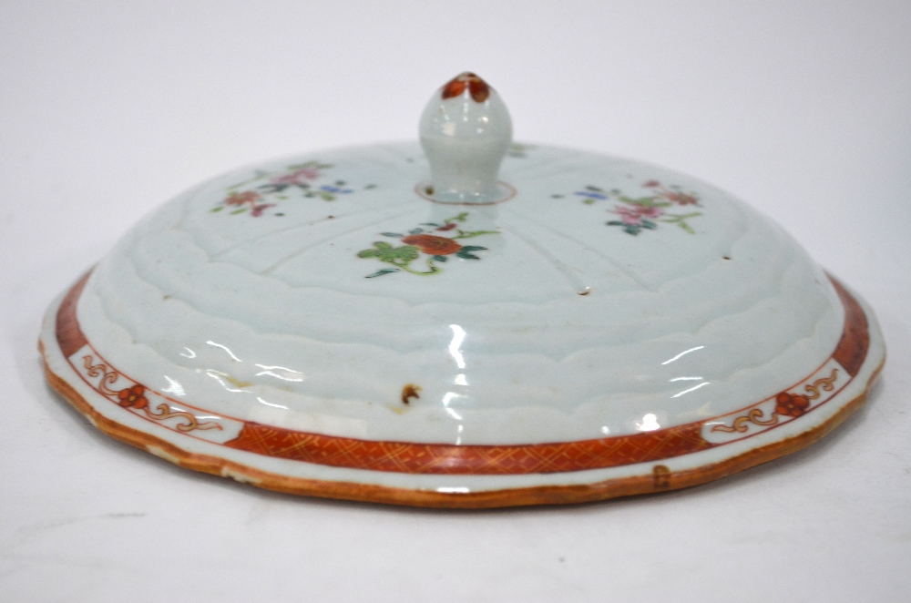 Five pieces of Chinese famille rose, comprising: a circular tureen cover with knop finial, 20. - Image 2 of 4