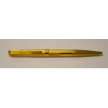 An 18ct yellow gold engine turned Parker ballpoint pen Condition Report No damage or