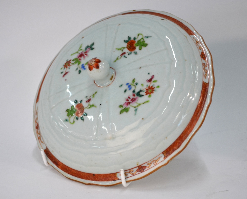 Five pieces of Chinese famille rose, comprising: a circular tureen cover with knop finial, 20.