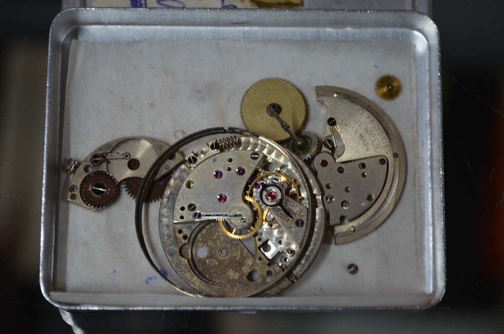 An extensive collection of pocket watch movements, - Image 6 of 8