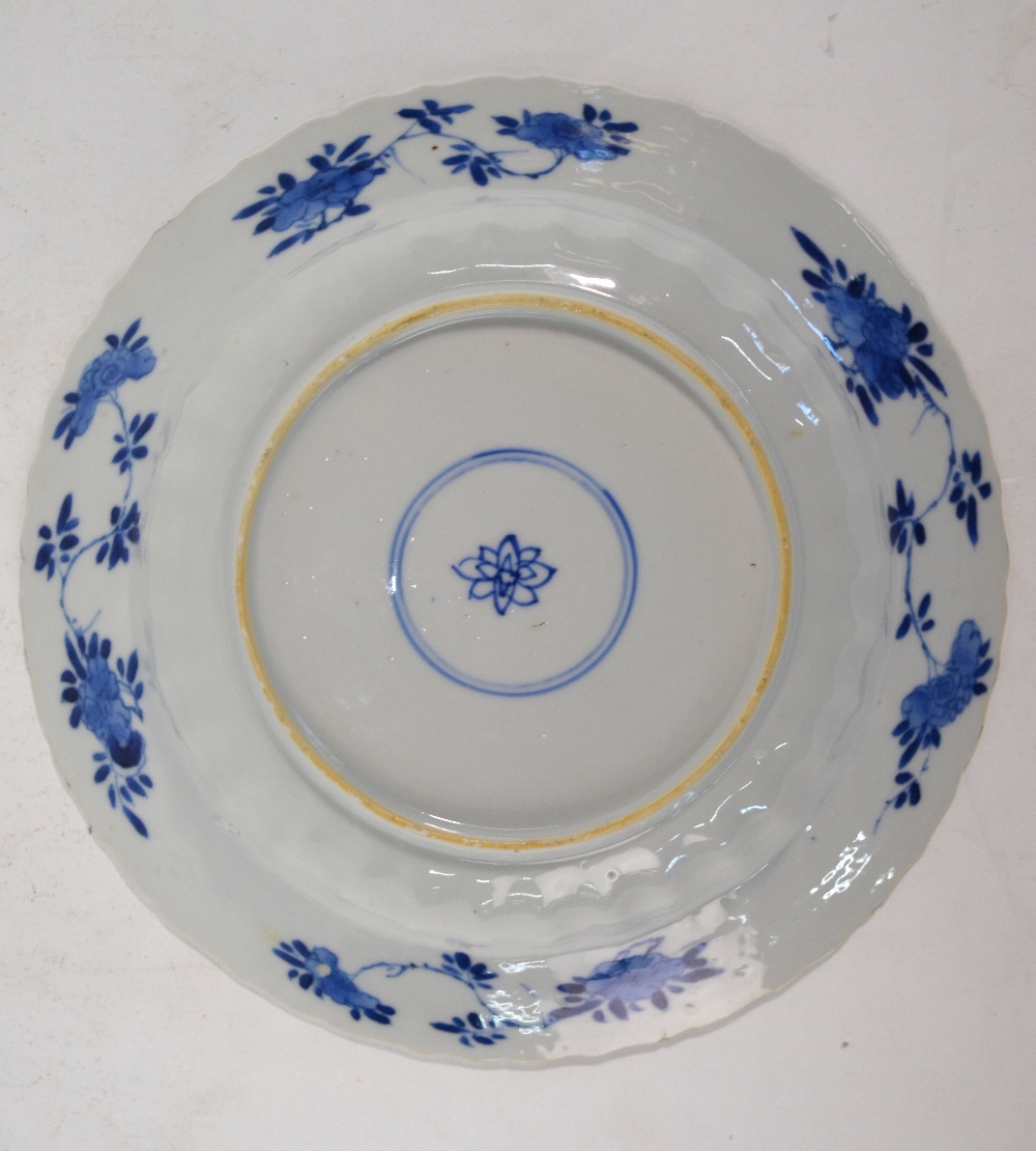 A Chinese blue and white dish with foliate rim, - Image 5 of 5