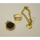 A 9ct yellow gold signet ring to/w 9ct yellow gold curb bracelet and padlock and agate and
