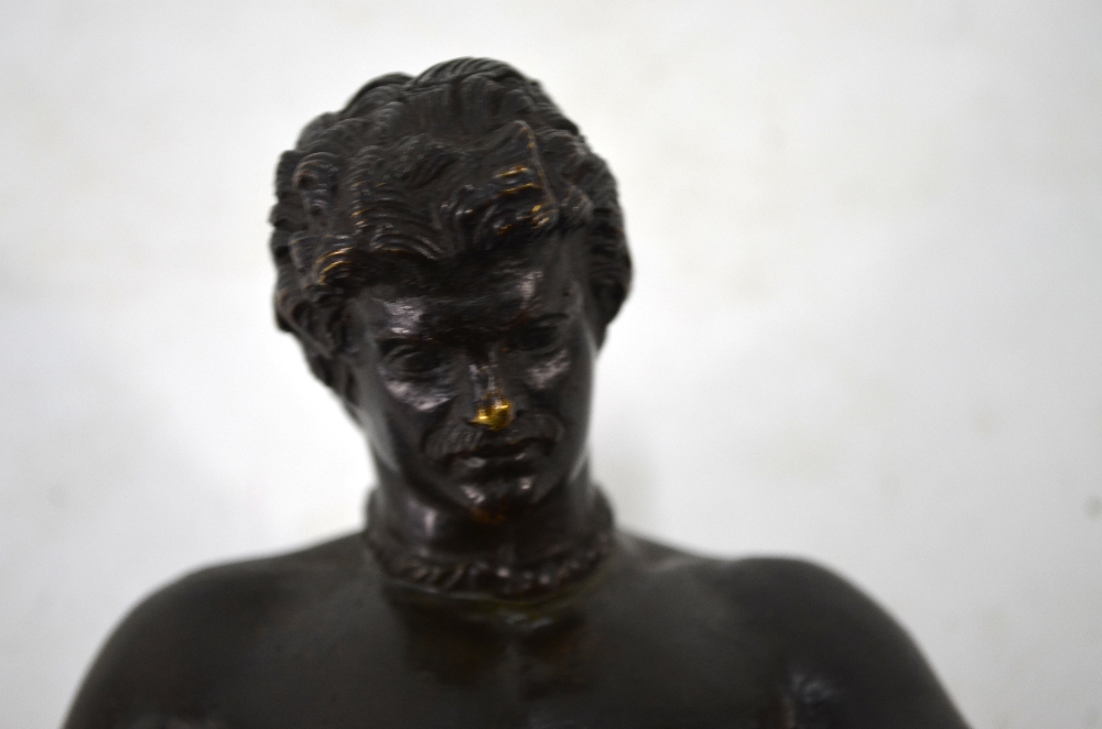 A late 19th century brown bronze figure of 'The Dying Gladiator' or Myrmillo, after the antique, - Bild 2 aus 3