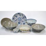 Seven pieces of blue and white, including: a dish from the Tek Sing Cargo,