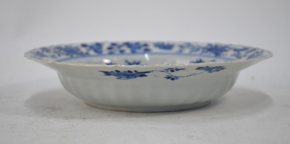 A Chinese blue and white dish with foliate rim, - Image 4 of 5