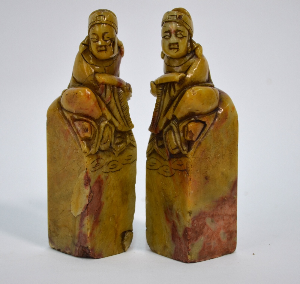 A pair of soapstone seals, each one designed with seated scholar finial; 10 cm high. - Image 2 of 6