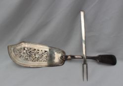 A George IV silver fish slice, with a fiddle pattern handle and pierced blade, London, 1823,