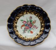 An 18th century Worcester bowl, with a scalloped border,