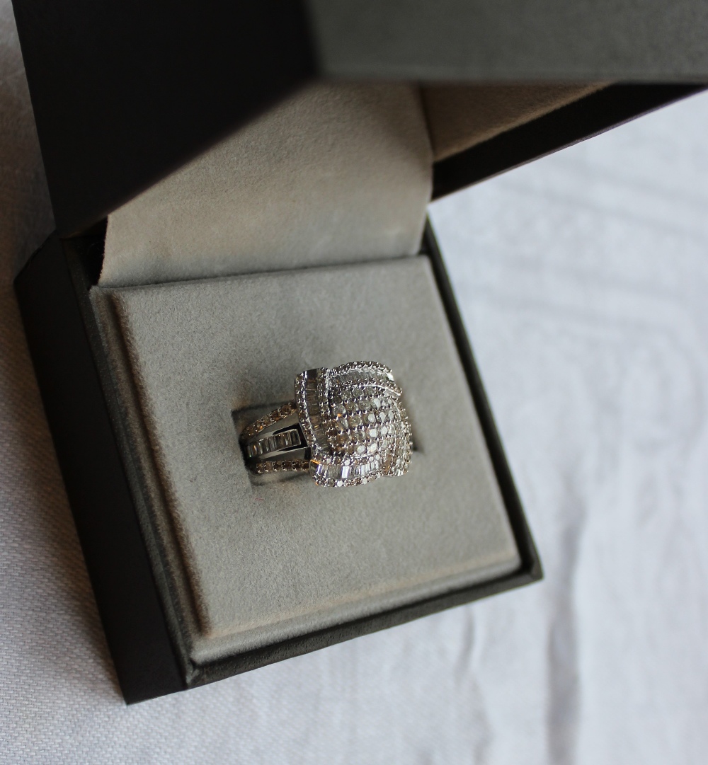 A diamond encrusted dress ring, - Image 4 of 4