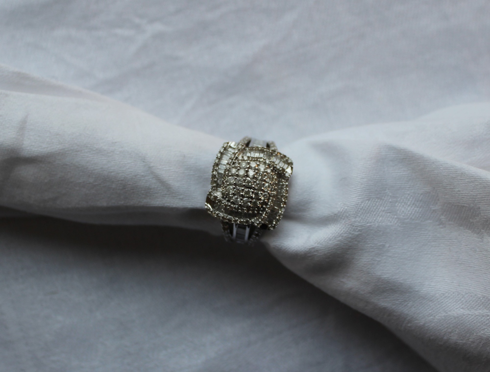 A diamond encrusted dress ring, - Image 3 of 4