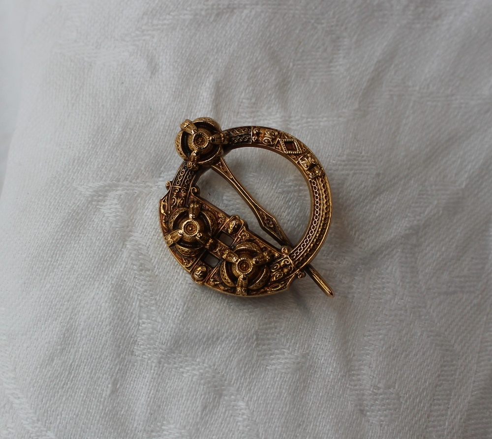 A West & Son of Dublin Queens pattern Tara brooch, in 18ct yellow gold, approximately 7 grams, - Image 2 of 3