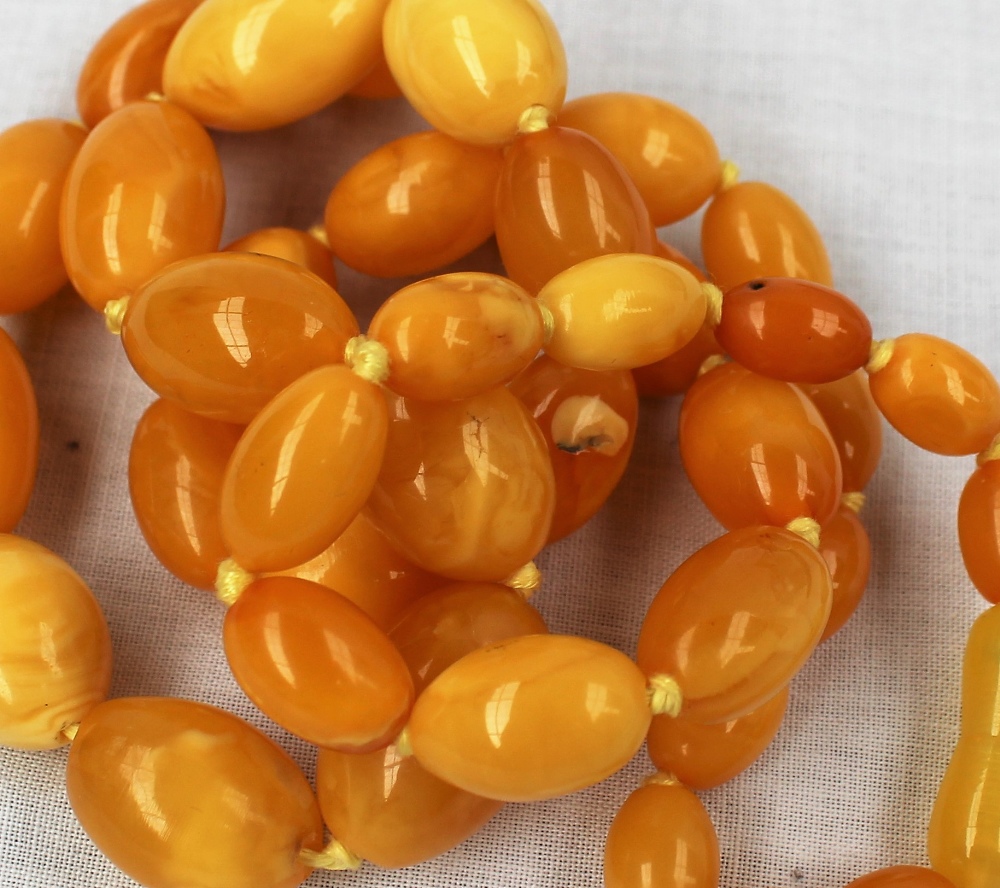 A string of graduated yellow amber beads,