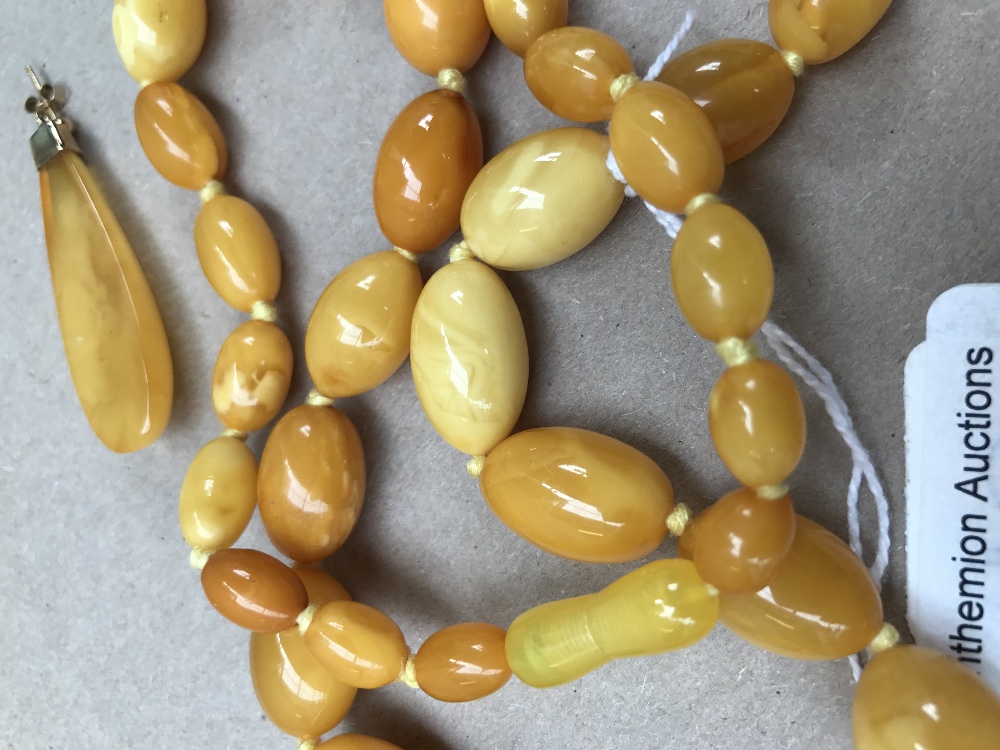 A string of graduated yellow amber beads, - Image 3 of 4