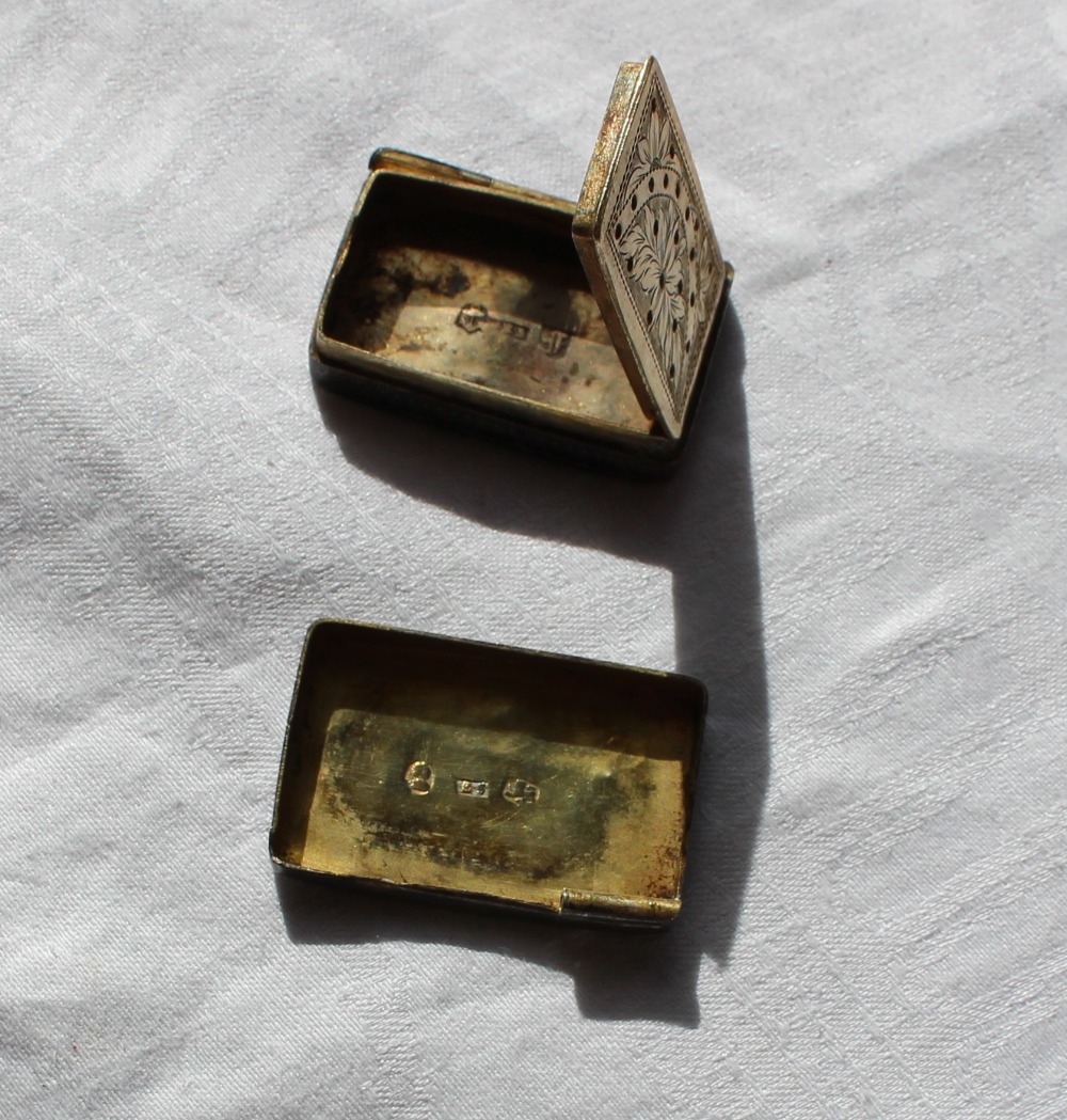 A pair of 18ct yellow gold cufflinks, together with another 18ct gold cufflink, - Image 2 of 2