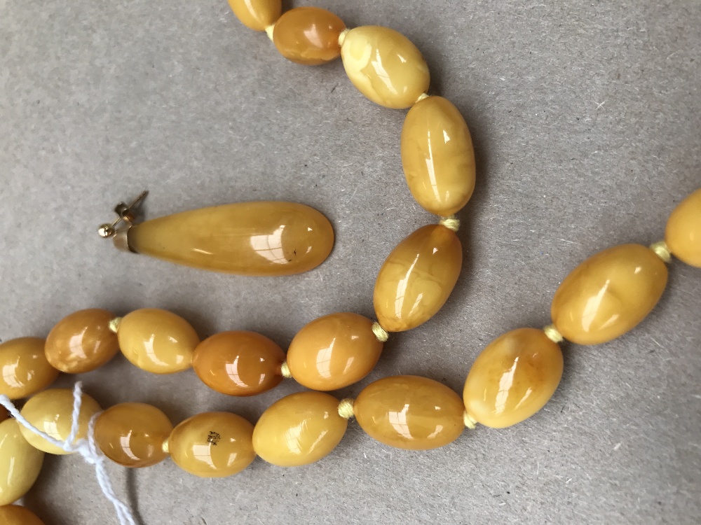 A string of graduated yellow amber beads, - Image 4 of 4