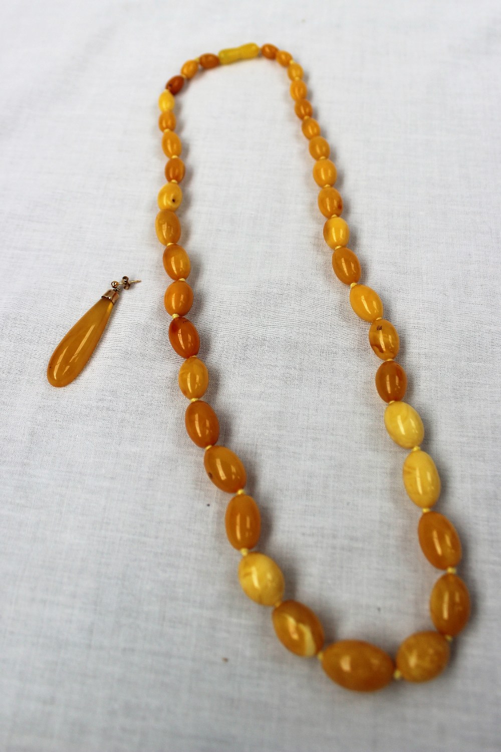 A string of graduated yellow amber beads, - Image 2 of 4