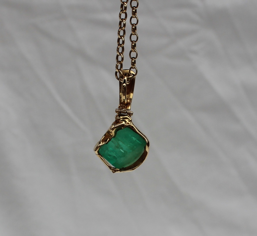 A Columbian Emerald uncut of irregular shape to a yellow metal hinged setting on a 9ct yellow gold - Image 5 of 5