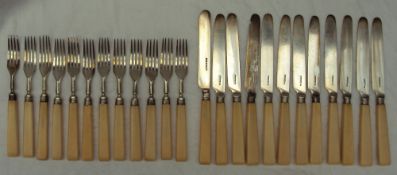 A George V silver fruit set, comprising twelve knives and forks, Sheffield,