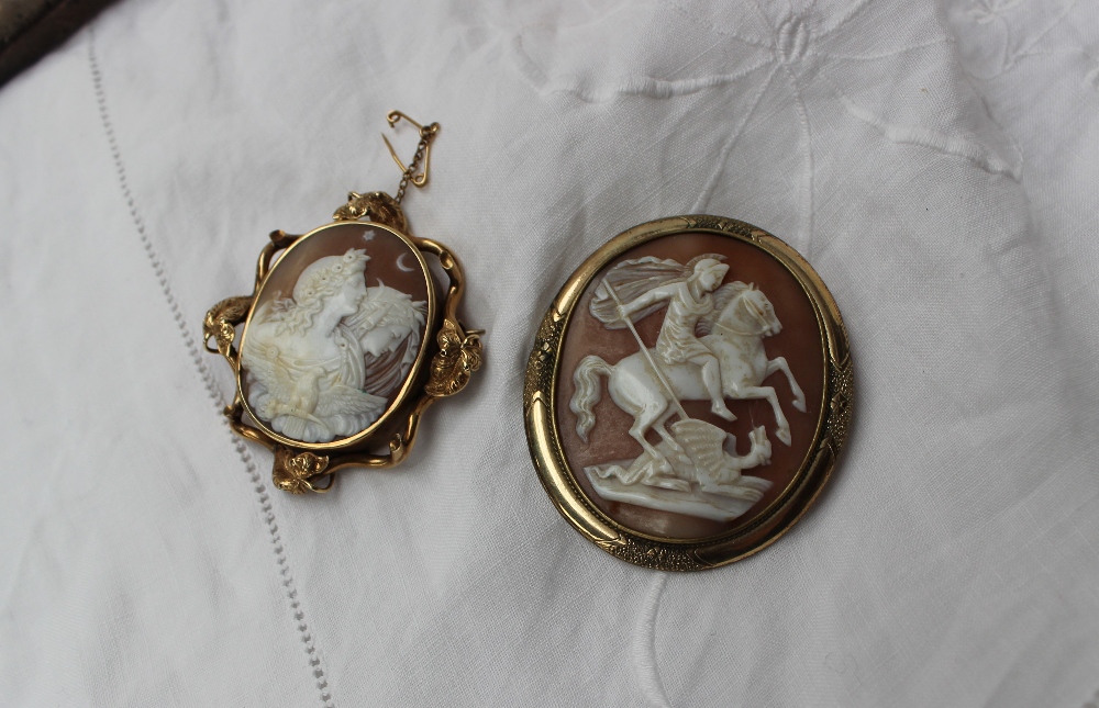 A hardstone bead necklace together with a shell cameo of George and the Dragon, - Image 2 of 6