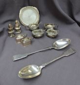 A pair of George V silver fiddle pattern serving spoons, London, 1906,