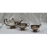 A George V silver three piece teaset, comprising an urn shaped teapot,