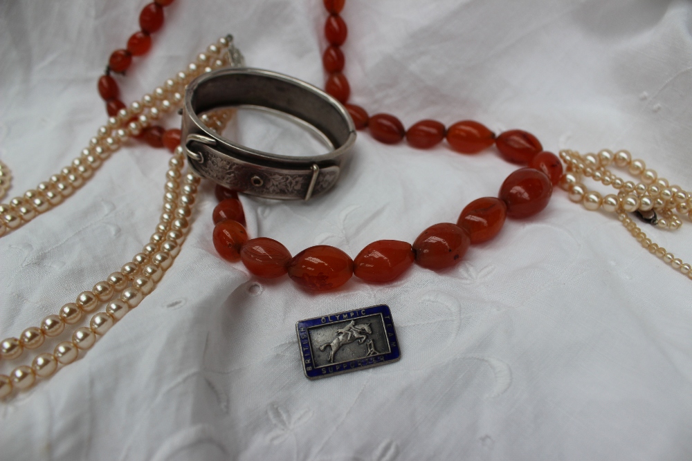 A hardstone bead necklace together with a shell cameo of George and the Dragon, - Image 3 of 6