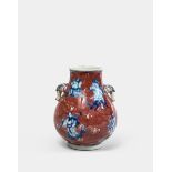 PETIT VASE EN PORCELAINE BLEU BLANC ET ROUGE DE CUIVRE, CHINE, XVIIIe-XIXe SIÈCLE A décor d'