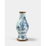 VASE EN FAÏENCE BLEU-BLANC DE NEVERS, XVIIe SIÈCLE A décor de personnages et animaux, à monture en