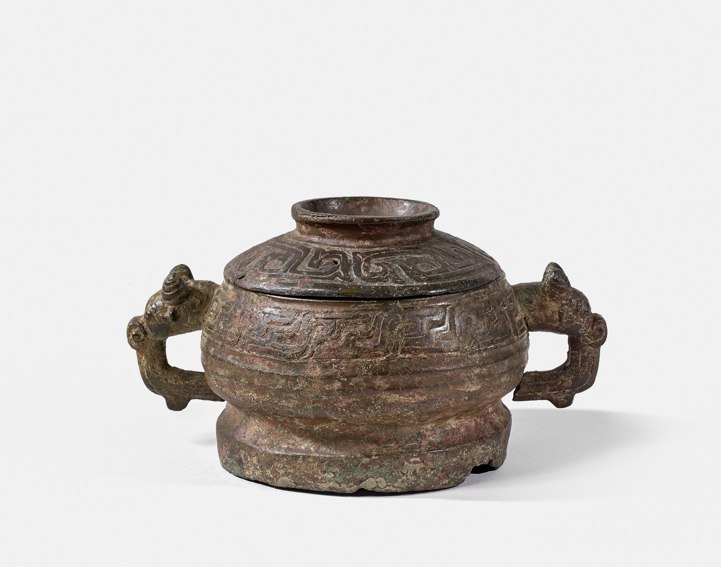 BRÛLE-PARFUM COUVERT EN BRONZE, CHINE, DYNASTIE ZHOU (1050-221 AV. J.C.) La bordure de la panse et