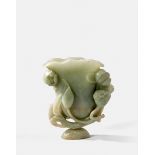 VASE EN JADE CÉLADON SCULPTÉ, CHINE, DYNASTIE QING, XIXe SIÈCLE En forme d'une feuille de lotus,