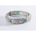 A DIAMOND AND EMERALD BRACELET / 1920s, France, Paris / Platinum, diamonds, emeralds / 32,60g