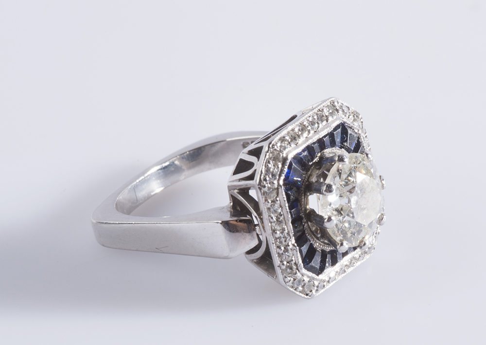 A GOLD DIAMOND AND SAPPHIRE RING - Image 2 of 2